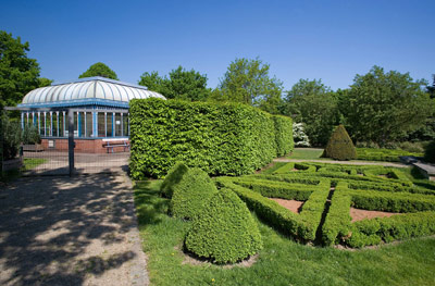 Formaler Garten mit Hecken und Wintergarten.
